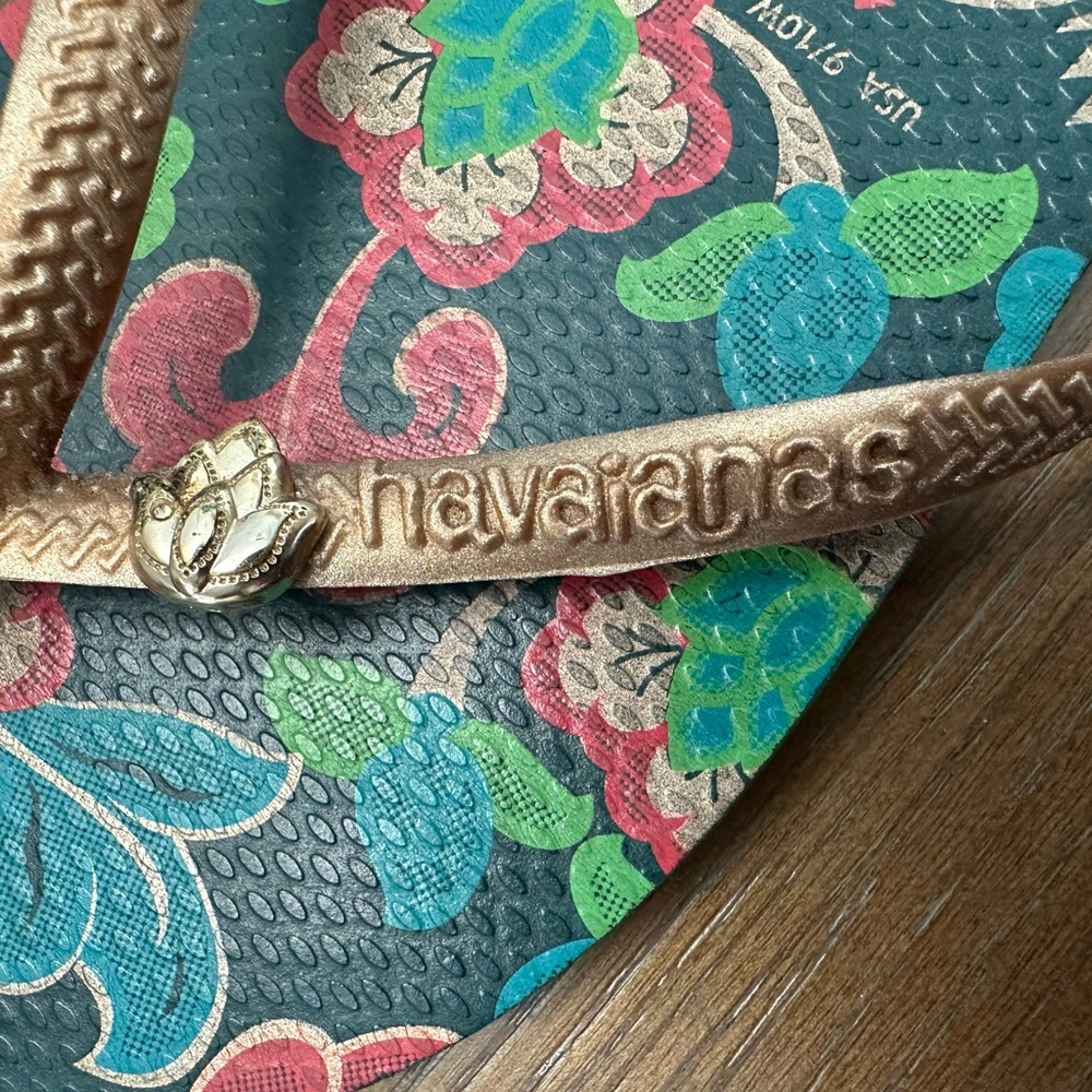 Havaianas Gold Strap Floral Flip Flops - Picture 3 of 4